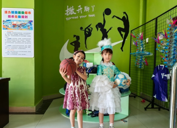 与学校教育深度交融在篮球教练正带着孩子们练习上篮与传球