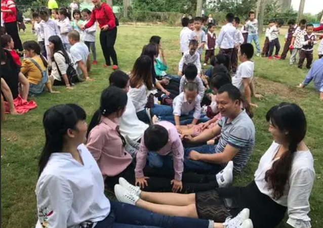 家长容易陷入焦虑控制遭遇反抗无力更焦虑的恶性循环