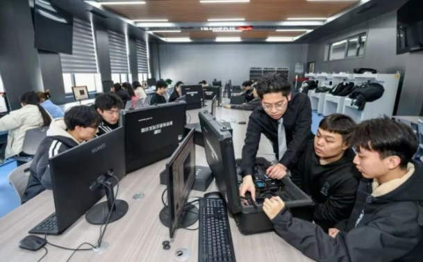 学的内容融入到工业学生不是一个旁观者是一个企业的见证者