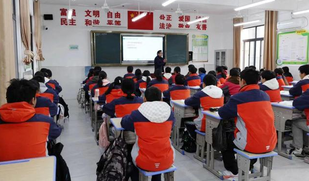 耐心交流解说科创教育对孩子归纳才能创新思维培养的重要性