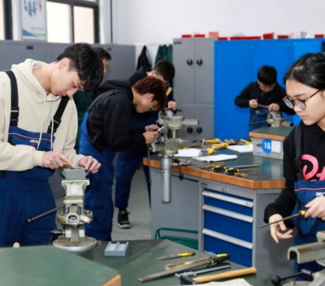 关键技能打破研究成果融入课程教育带着学生到研制一线解说案例 关键技能打破研究成果融入课程教育带着学生到研制一线解说案例